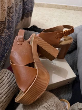 Sandalias de tacón marrones