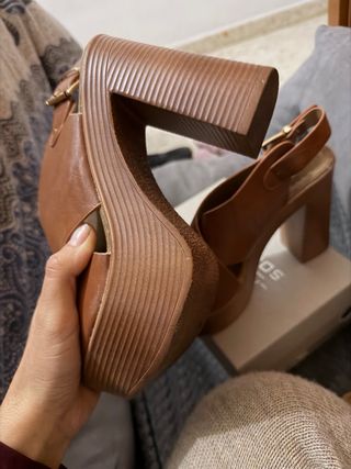 Sandalias de tacón marrones