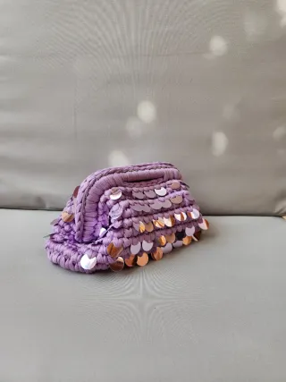 Borsa clutch lilla con paillettes