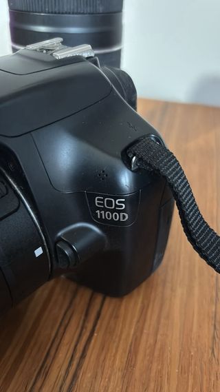 Cámara Canon EOS 1100D con objetivo 75-300mm