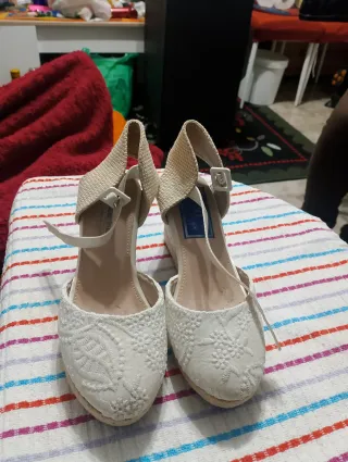 Sandalias cuña bordadas blanco