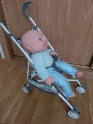 Carrito de juguete plegable y muñeco