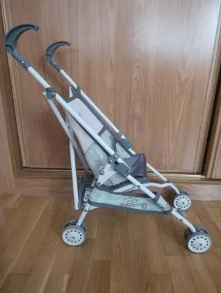 Carrito de juguete plegable y muñeco