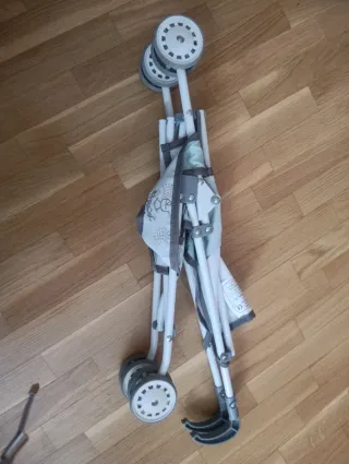 Carrito de juguete plegable y muñeco