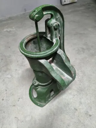 Bomba de agua manual verde