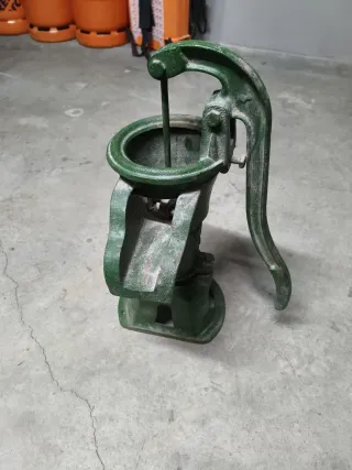 Bomba de agua manual verde