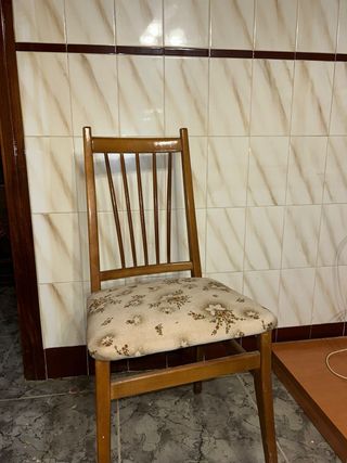 Silla de madera con asiento de tela