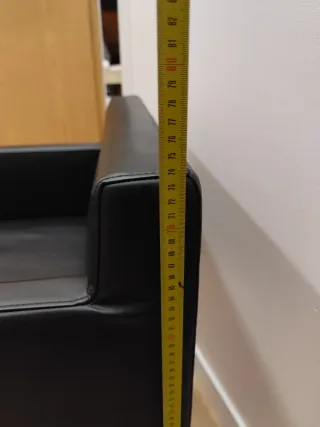 Silla moderna negra con patas metálicas