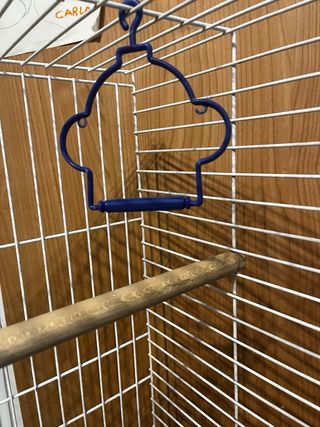 Jaula para pájaros con soporte.