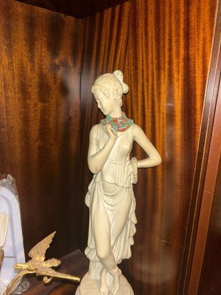 Figura decorativa mujer clásica