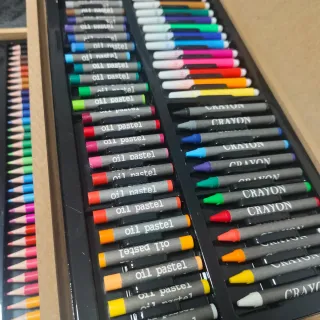 Maletín artístico con lápices y acuarelas