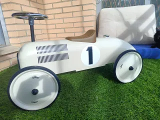 Coche de juguete clásico para niños