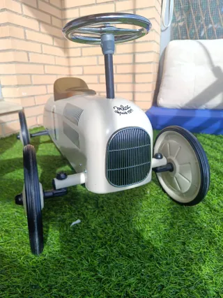 Coche de juguete clásico para niños