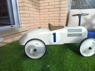 Coche de juguete clásico para niños