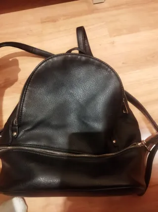 Mochila pequeña de cuero negra