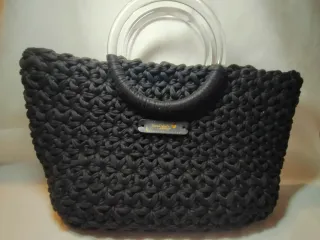 Borsa uncinetto nera con manici trasparenti