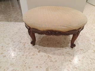 Reposapiés estilo Luis XV tapizado