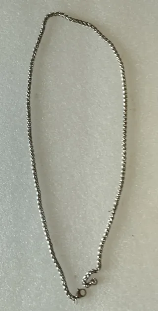Cadena plateada. 30cm largo