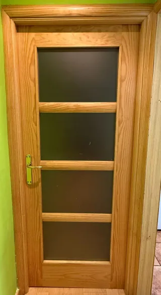 Puerta de madera con cristales