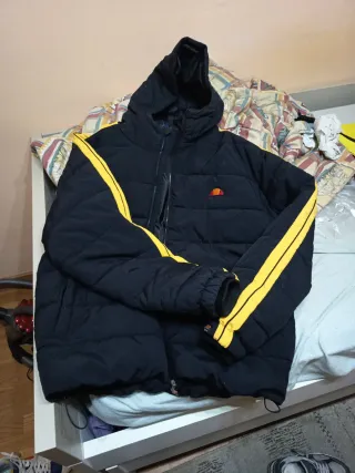 Cazadora Ellesse Negra y Amarilla