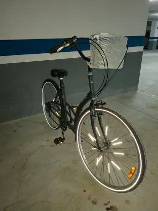 Bicicleta Decathlon negra con cesta