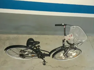 Bicicleta Decathlon negra con cesta