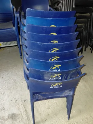 Sillas de plástico apilables azules