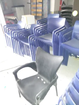 Sillas de plástico apilables azules