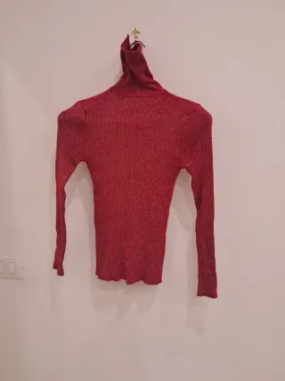 Maglioncino aderente rosso ciliegia