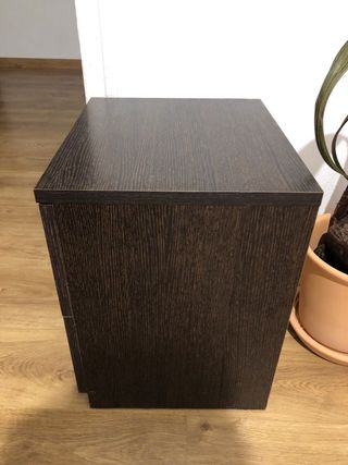 Mesita de noche de madera oscura