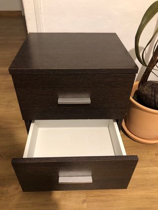 Mesita de noche de madera oscura