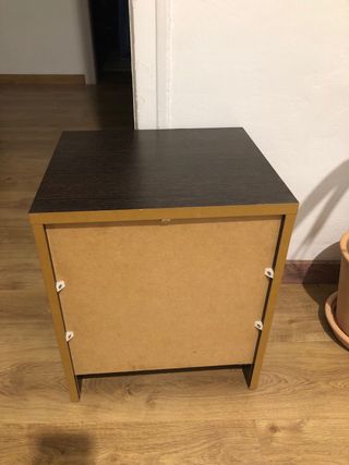 Mesita de noche de madera oscura