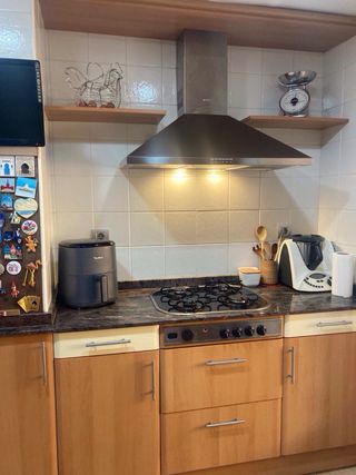 Cocina de madera con encimera de mármol