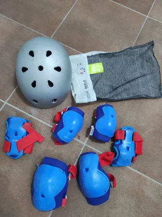 Patines en línea talla 30-32, protecciones y casco