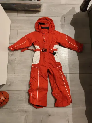 Buzo de nieve rojo talla 4. Está en muy buen estad