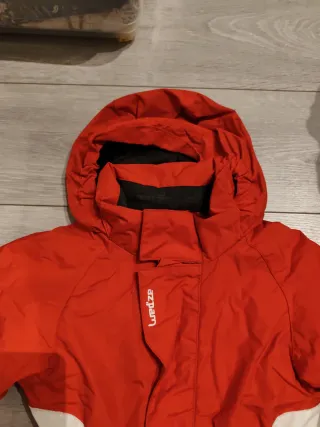 Buzo de nieve rojo talla 4. Está en muy buen estad