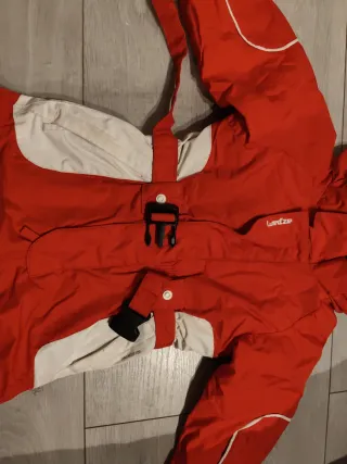 Buzo de nieve rojo talla 4. Está en muy buen estad