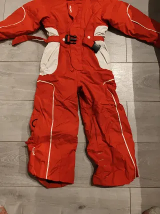 Buzo de nieve rojo talla 4. Está en muy buen estad