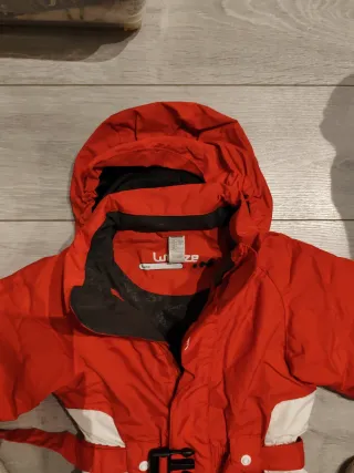 Buzo de nieve rojo talla 4. Está en muy buen estad