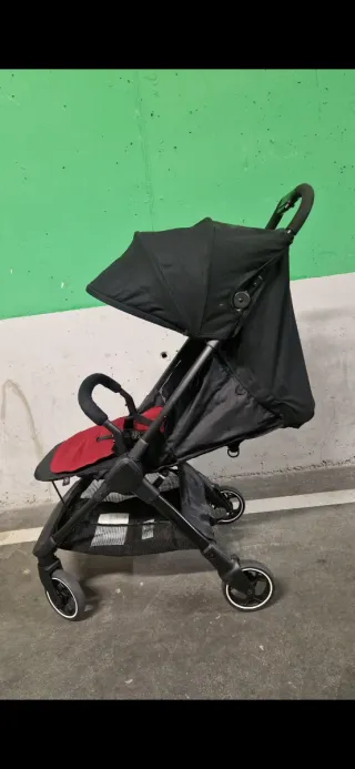 Silla de paseo negra y roja