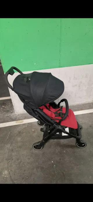 Silla de paseo negra y roja