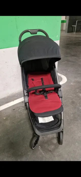 Silla de paseo negra y roja