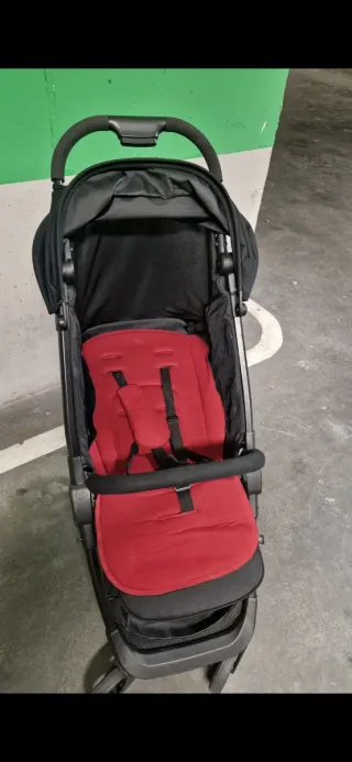 Silla de paseo negra y roja