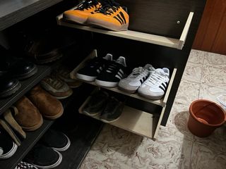 Espejo y Zapatero Negro y Marrón