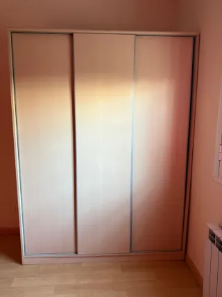 Armario puertas correderas beige y plata