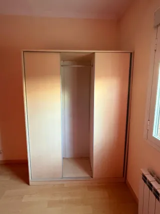 Armario puertas correderas beige y plata