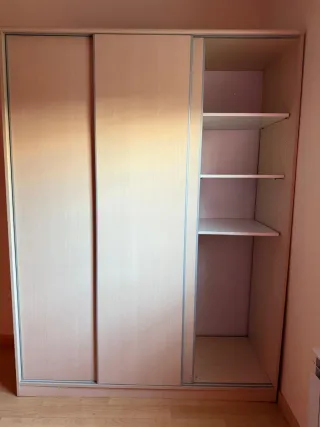 Armario puertas correderas beige y plata