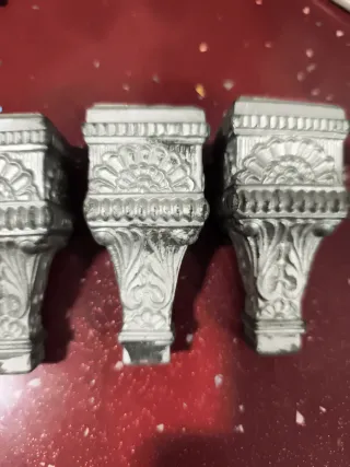 3 Patas de cama antiguas ornamentales