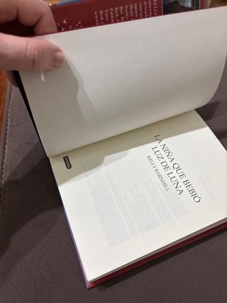 La niña que bebió luz de luna