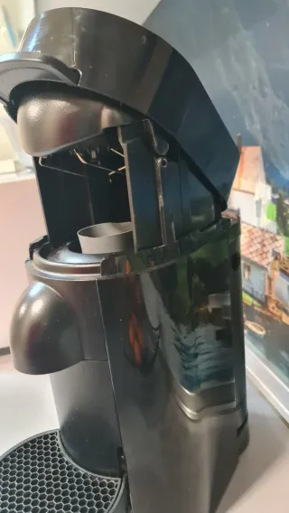 Cafetera Nespresso Vertuo Plus negra